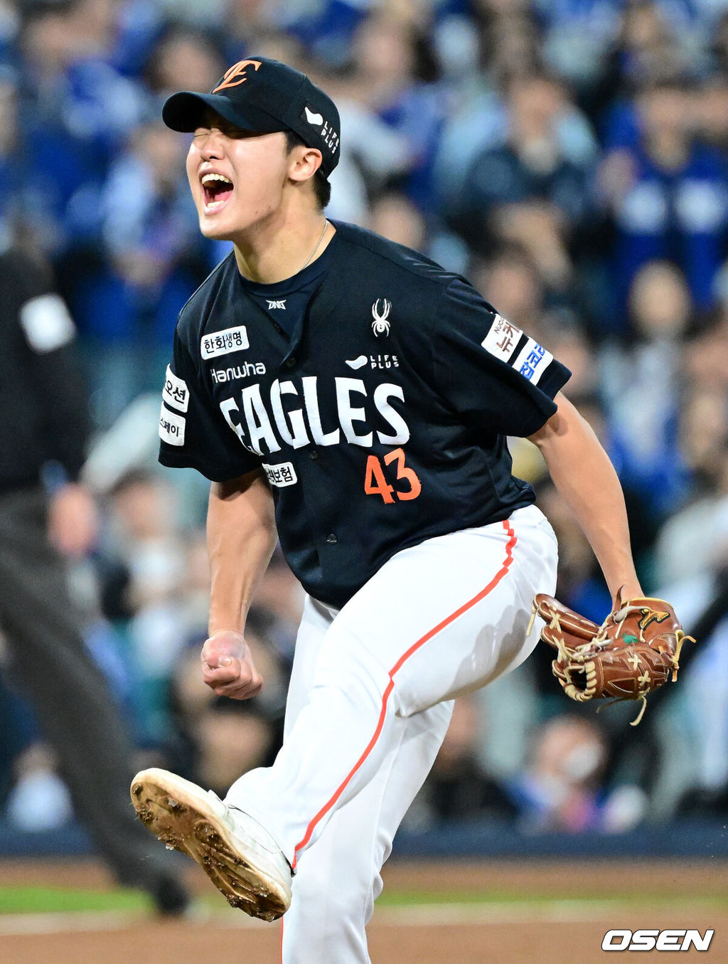 22일 대구 삼성라이온즈파크에서 ‘2025 신한 SOL Bank KBO리그’ 포스트시즌 플레이오프 4차전 삼성 라이온즈와 한화 이글스의 경기가 열렸다.삼성은 원태인, 한화는 정우주를 선발로 내세웠다.3회말 1사 1루 상황 삼성 김성윤을 병살타로 이끈 한화 선발 정우주가 포효하고 있다. 2025.10.22 / dreamer@osen.co.kr