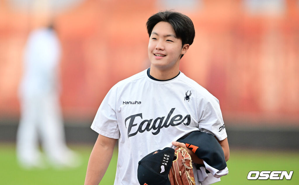 29일 대전시 중구 부사동 대전한화생명볼파크에서 2025 신한 SOL Bank KBO리그 포스트시즌 한국시리즈 3차전 한화 이글스와 LG 트윈스의 경기가 진행됐다.이날 경기에 한화는 폰세를, LG는 손주영을 선발투수로 내세웠다. 경기전 한화 정우주가 미소 짓고 있다. 2025.10.29 / soul1014@osen.co.kr