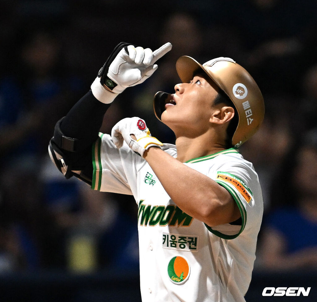 8회말 2사 1루에서 키움 송성문이 우중월 투런 홈런을 치고 환호하고 있다. 2025.06.27 /sunday@osen.co.kr
