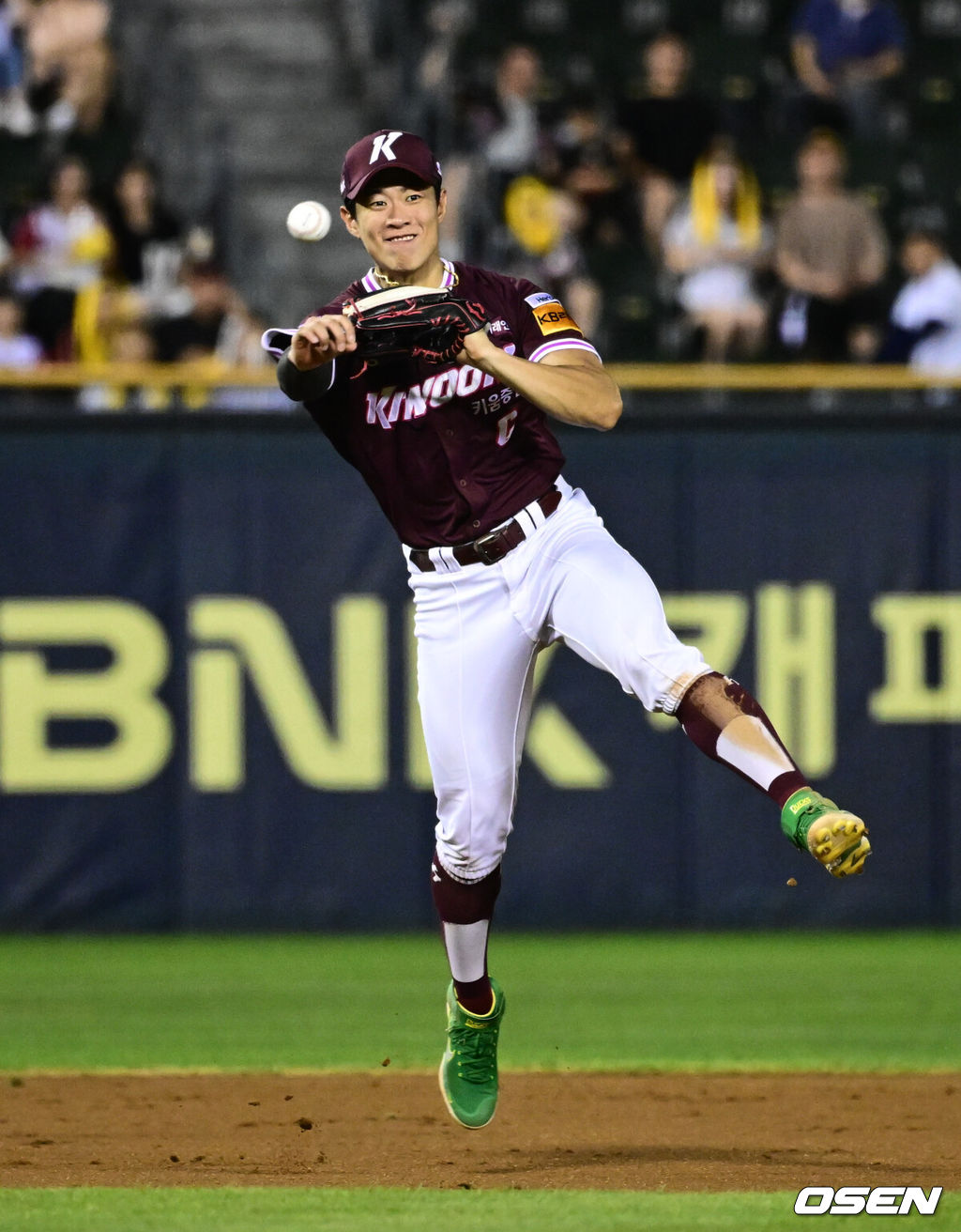 9회말 1사 키움 3루수 송성문이 LG 오스틴의 타구를 1루로 송구하고 있다. 2025.08.29 /cej@osen.co.kr