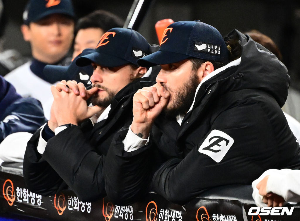 31일 대전 한화생명볼파크에서 2025 신한 SOL Bank KBO리그 포스트시즌 한국시리즈 5차전 한화 이글스와 LG 트윈스의 경기가 열렸다.이날 경기에 한화는 문동주를, LG는 톨허스트를 선발투수로 내세웠다. 7회말 한화 와이스, 폰세가 경기를 지켜보고 있다. 2025.10.31 /jpnews@osen.co.kr