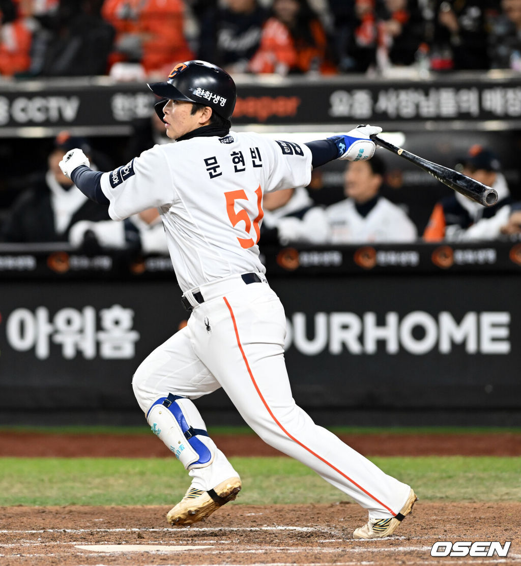 30일 대전 한화생명볼파크에서 2025 신한 SOL Bank KBO리그 포스트시즌 한국시리즈 4차전 한화 이글스와 LG 트윈스의 경기가 열렸다.이날 경기에 한화는 와이스를, LG는 치리노스를 선발투수로 내세웠다. 7회말 2사 2,3루 문현빈이 2타점 적시타를 치고 있다.  2025.10.30/spjj@osen.co.kr