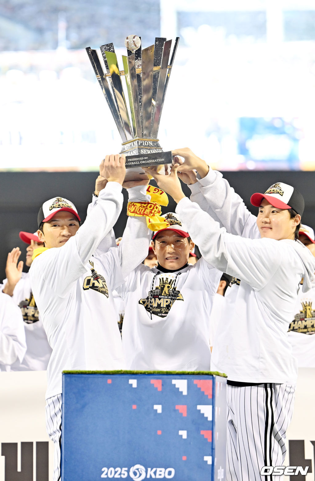 LG 박해민, 염경엽 감독, 임찬규가 트로피를 들며 통합 우승 세리머니를 펼치고 있다. 2025.11.01 /rumi@osen.co.kr