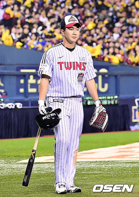 우승 마무리 유영찬이 헬멧에, 방망이, 타격 장갑까지 끼고 그라운드에 등장했다.