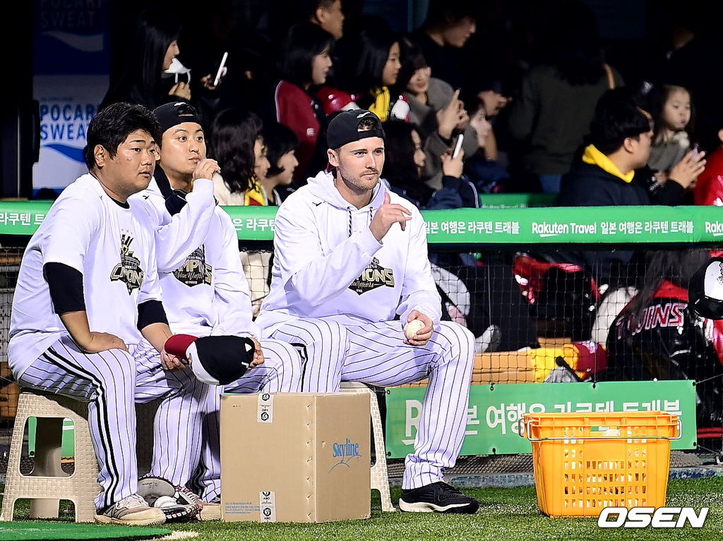 한국시리즈 2승 투수 LG 톨허스트가 볼보이를 자처했다.