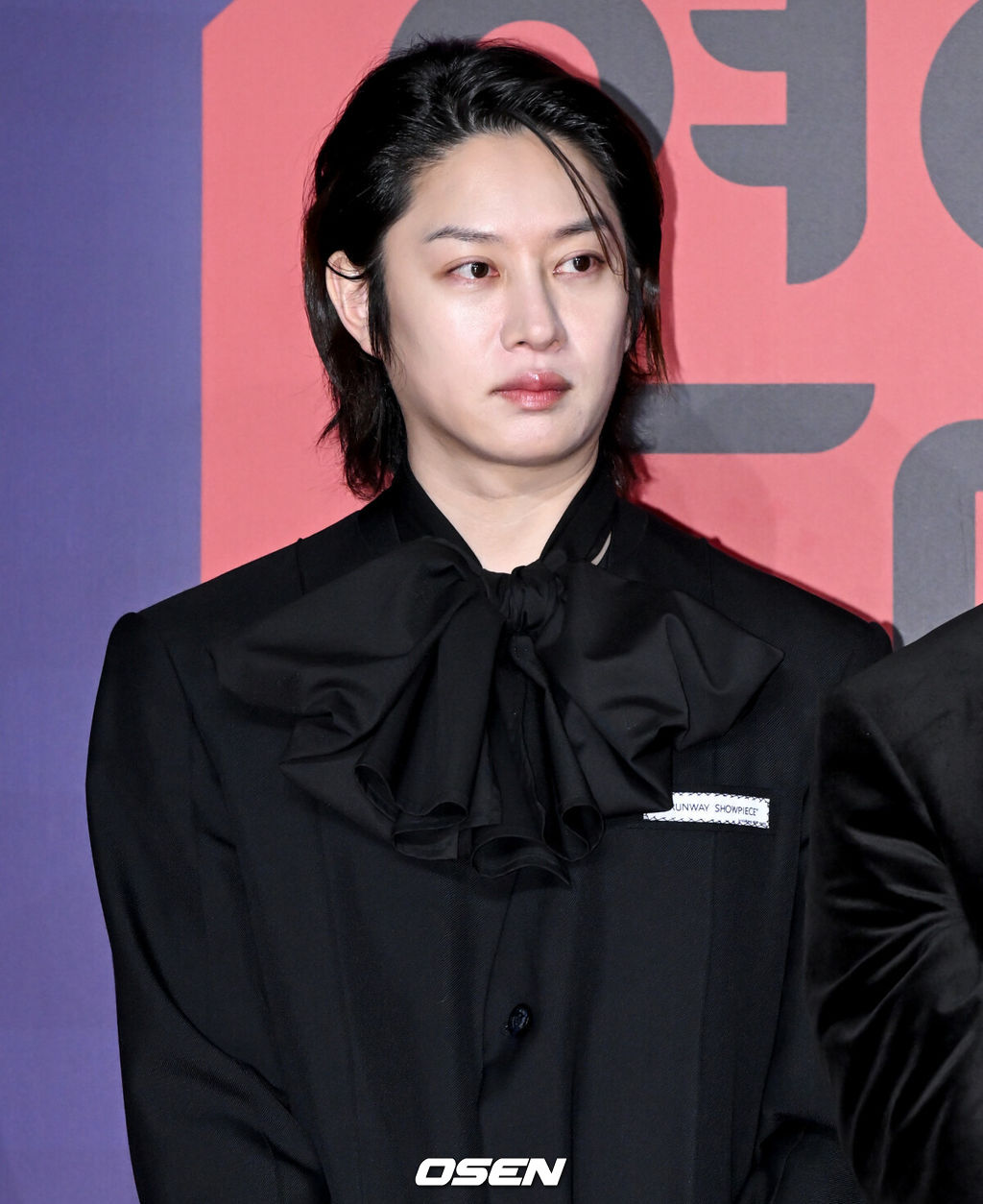 2023 SBS 연예대상 포토월 행사가 30일 서울 마포구 상암 SBS 프리즘타워에서 열렸다.슈퍼주니어 김희철이 레드카펫을 밟으며 포즈를 취하고 있다. 2023.12.30/cej@osen.co.kr