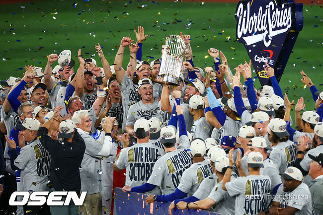 [사진] LA 다저스 클레이튼 커쇼가 월드시리즈 우승 트로피를 들며 기뻐하고 있다. ⓒGettyimages(무단전재 및 재배포 금지)