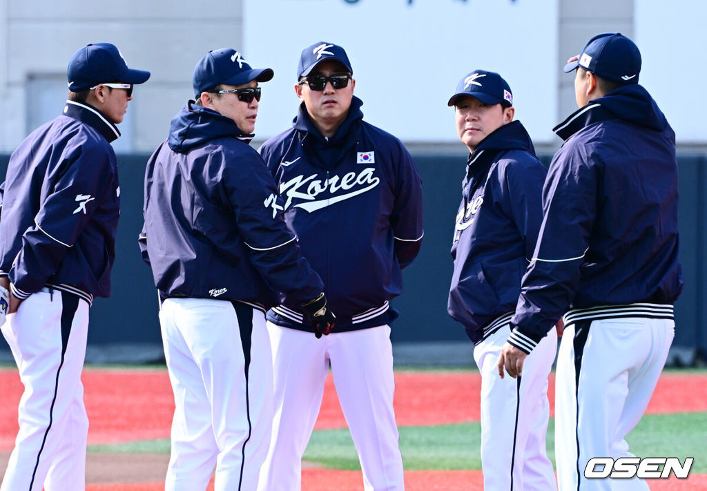 류지현 감독이 이끄는 야구대표팀이 2일 고양국가대표야구훈련장에서 소집, 첫 훈련을 진행했다.대표팀은 2일과 3일 고양국가대표야구훈련장에서 훈련을 진행하며, 4일부터는 서울 고척스카이돔으로 장소를 옮겨 12일 출국 전까지 훈련한다.2025 NAVER K-BASEBALL SERIES는 오는 8일과 9일 고척스카이돔에서 열리는 체코 대표팀과의 2경기로 시작되며 15일과 16일 양일에 걸쳐 도쿄돔에서 일본 대표팀과의 2경기가 예정되어 있다.  야구대표팀 류지현 감독을 비롯한 코칭스태프가 훈련을 준비하고 있다. 2025.11.02 /jpnews@osen.co.kr