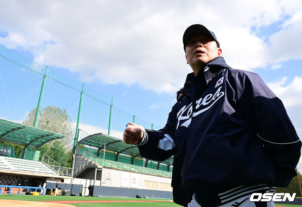류지현 감독이 이끄는 야구대표팀이 2일 고양국가대표야구훈련장에서 소집, 첫 훈련을 진행했다.대표팀은 2일과 3일 고양국가대표야구훈련장에서 훈련을 진행하며, 4일부터는 서울 고척스카이돔으로 장소를 옮겨 12일 출국 전까지 훈련한다.2025 NAVER K-BASEBALL SERIES는 오는 8일과 9일 고척스카이돔에서 열리는 체코 대표팀과의 2경기로 시작되며 15일과 16일 양일에 걸쳐 도쿄돔에서 일본 대표팀과의 2경기가 예정되어 있다.  야구대표팀 류지현 감독이 훈련을 준비하고 있다. 2025.11.02 /jpnews@osen.co.kr