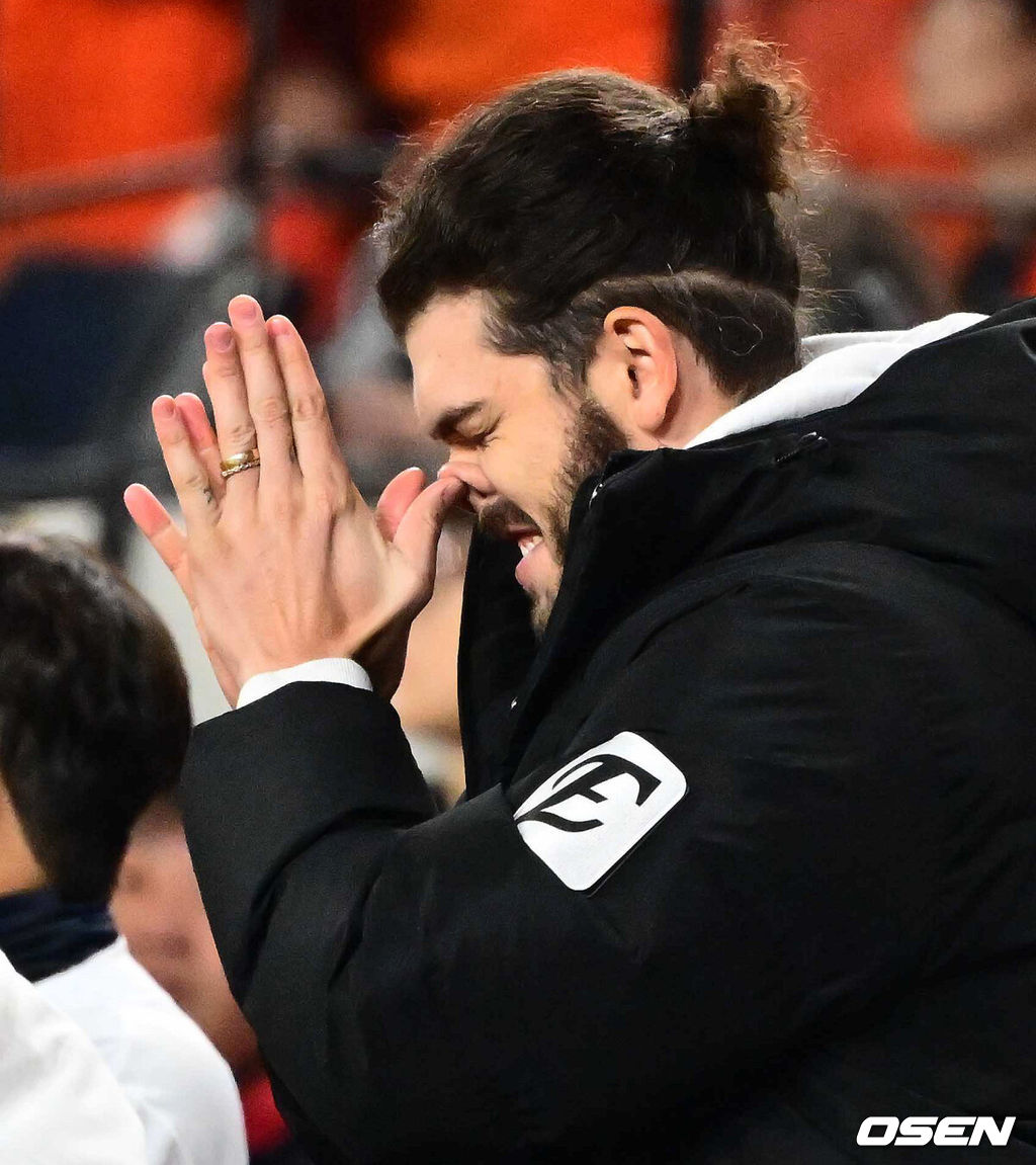  8회말 2사 만루에서 한화 심우준의 역전 2타점 적시 2루타에 더그아웃의 폰세가 기뻐하고 있다. 2025.10.29 /jpnews@osen.co.kr