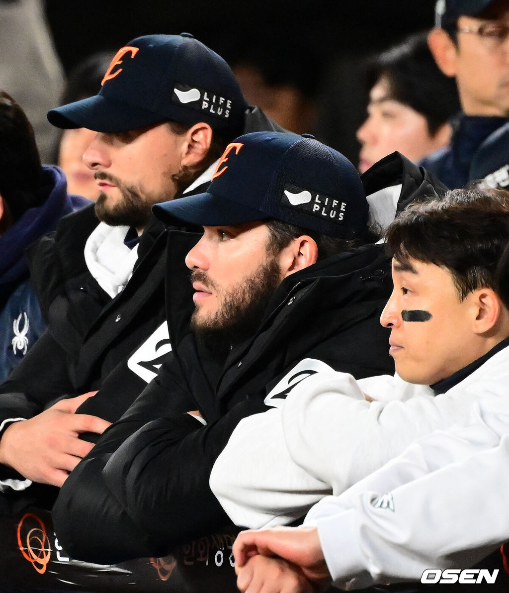  9회말 한화 와이스, 폰세, 손아섭이 아쉬운 표정으로 경기를 지켜보고 있다. 2025.10.31 /jpnews@osen.co.kr