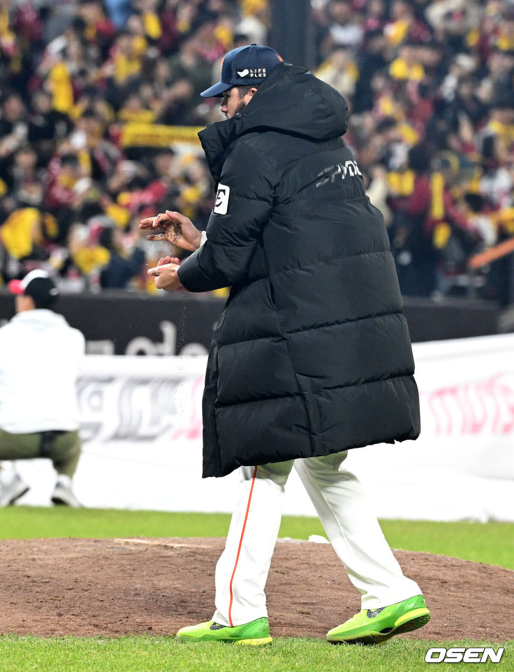  경기 종료 후 한화 폰세가 마운드 흙을 가져가고 있다. 2025.10.31 /sunday@osen.co.kr