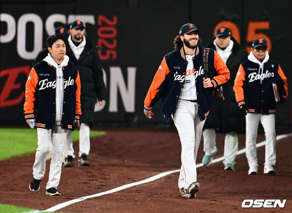 경기에 앞서 한화 폰세가 미소를 지으며 불펜에서 덕아웃으로 이동하고 있다. 2025.10.29 /jpnews@osen.co.kr