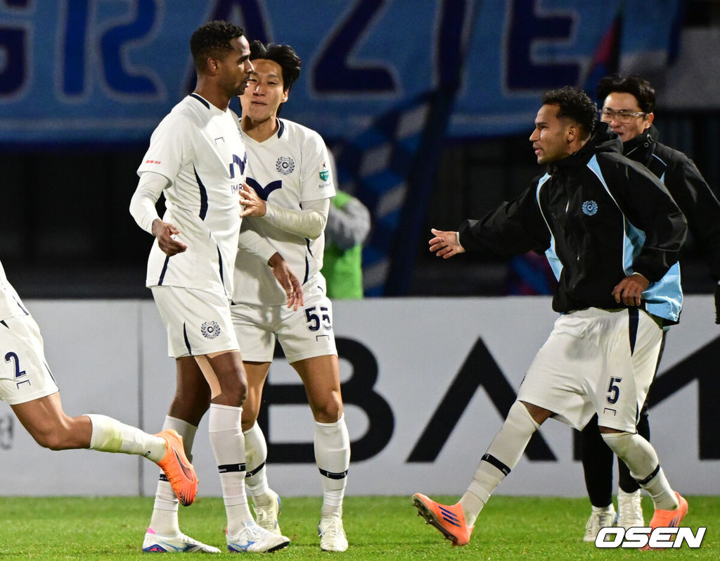 2일 수원종합운동장에서 하나은행 K리그1 2025 35라운드(파이널B 2라운드) 수원FC와 대구FC의 경기가 열렸다.홈팀 수원FC는 승점 38(10승 8무 16패) 10위, 원정팀 대구는 승점 28(6승 10무 18패)로 최하위 12위를 기록 중이다.후반 대구FC 에드가가 동점골을 넣은 뒤 기뻐하고 있다. 2025.11.02 /cej@osen.co.kr