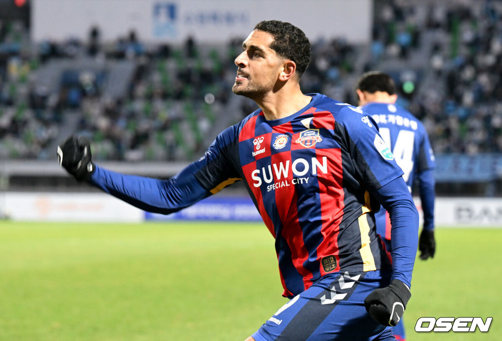 2일 수원종합운동장에서 하나은행 K리그1 2025 35라운드(파이널B 2라운드) 수원FC와 대구FC의 경기가 열렸다.홈팀 수원FC는 승점 38(10승 8무 16패) 10위, 원정팀 대구는 승점 28(6승 10무 18패)로 최하위 12위를 기록 중이다.후반 수원FC 싸박이 선제골을 넣은 뒤 세리머니를 하고 있다. 2025.11.02 /cej@osen.co.kr