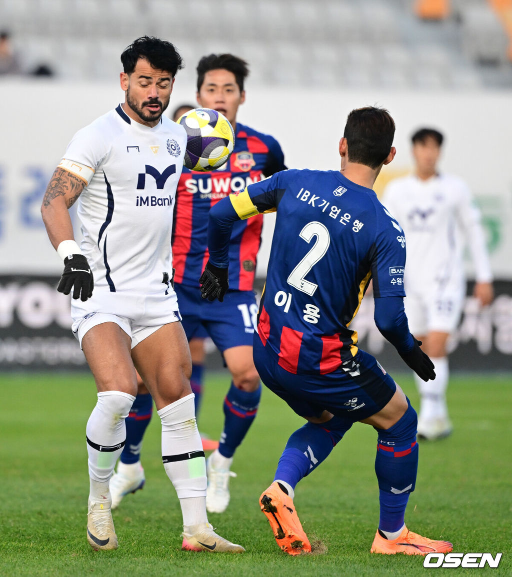 2일 수원종합운동장에서 하나은행 K리그1 2025 35라운드(파이널B 2라운드) 수원FC와 대구FC의 경기가 열렸다.홈팀 수원FC는 승점 38(10승 8무 16패) 10위, 원정팀 대구는 승점 28(6승 10무 18패)로 최하위 12위를 기록 중이다.전반 대구FC 세징야의 패스가 수원FC 이용에게 막히고 있다. 2025.11.02 /cej@osen.co.kr