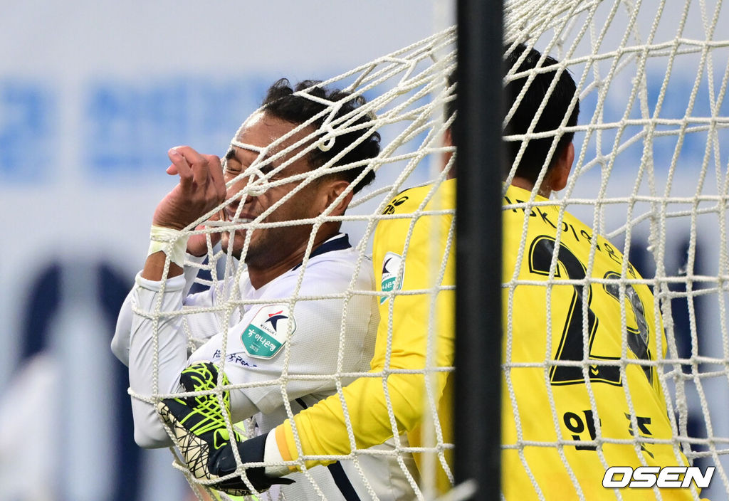 2일 수원종합운동장에서 하나은행 K리그1 2025 35라운드(파이널B 2라운드) 수원FC와 대구FC의 경기가 열렸다.홈팀 수원FC는 승점 38(10승 8무 16패) 10위, 원정팀 대구는 승점 28(6승 10무 18패)로 최하위 12위를 기록 중이다.전반 대구FC 지오바니가 슛이 들어가지 않자 아쉬워하고 있다. 2025.11.02 /cej@osen.co.kr