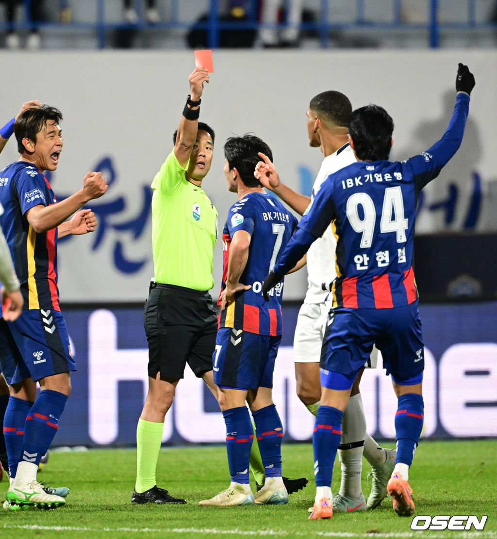 2일 수원종합운동장에서 하나은행 K리그1 2025 35라운드(파이널B 2라운드) 수원FC와 대구FC의 경기가 열렸다.홈팀 수원FC는 승점 38(10승 8무 16패) 10위, 원정팀 대구는 승점 28(6승 10무 18패)로 최하위 12위를 기록 중이다.후반 대구FC 카이오가 퇴장당하고 있다. 2025.11.02 /cej@osen.co.kr