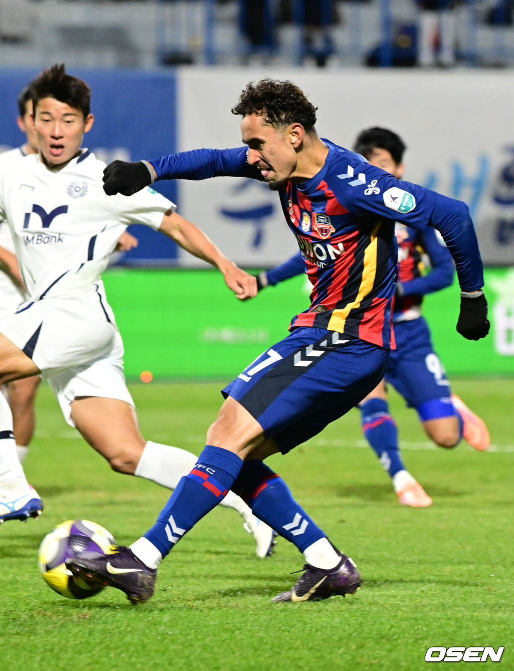 2일 수원종합운동장에서 하나은행 K리그1 2025 35라운드(파이널B 2라운드) 수원FC와 대구FC의 경기가 열렸다.홈팀 수원FC는 승점 38(10승 8무 16패) 10위, 원정팀 대구는 승점 28(6승 10무 18패)로 최하위 12위를 기록 중이다.후반 수원FC 루안이 팀의 두 번째 골을 성공하고 있다. 2025.11.02 /cej@osen.co.kr