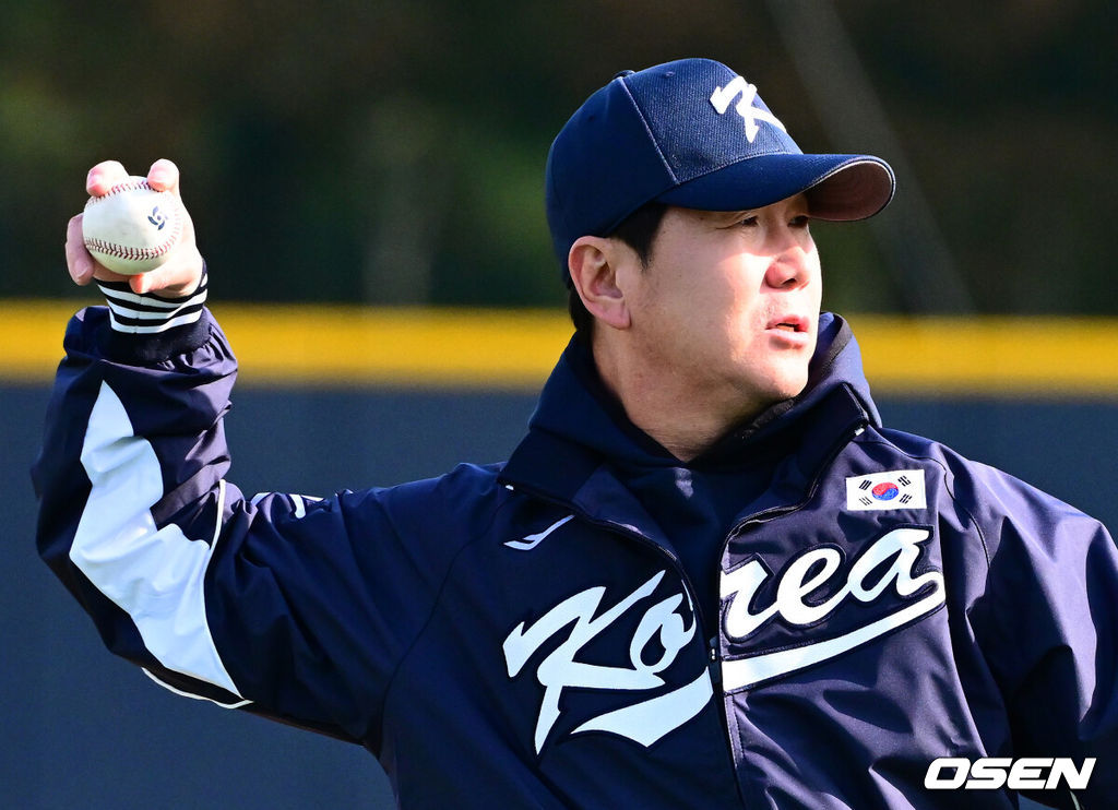 류지현 감독이 이끄는 야구대표팀이 2일 고양국가대표야구훈련장에서 소집, 첫 훈련을 진행했다.대표팀은 2일과 3일 고양국가대표야구훈련장에서 훈련을 진행하며, 4일부터는 서울 고척스카이돔으로 장소를 옮겨 12일 출국 전까지 훈련한다.2025 NAVER K-BASEBALL SERIES는 오는 8일과 9일 고척스카이돔에서 열리는 체코 대표팀과의 2경기로 시작되며 15일과 16일 양일에 걸쳐 도쿄돔에서 일본 대표팀과의 2경기가 예정되어 있다.  야구대표팀 류지현 감독이 훈련을 돕고 있다. 2025.11.02 /jpnews@osen.co.kr