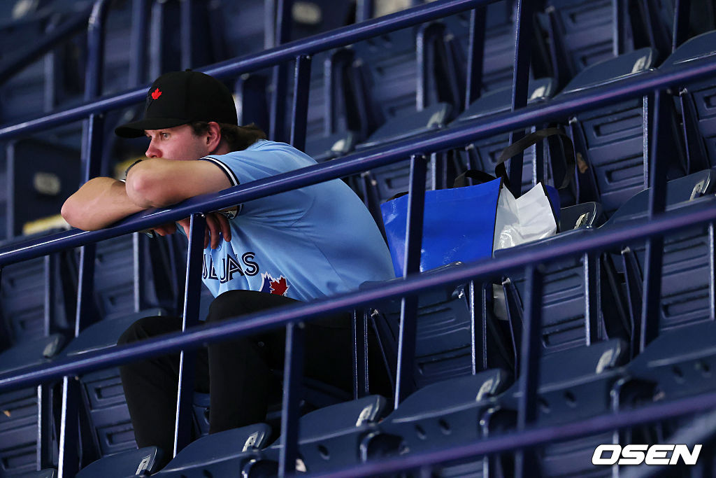 [사진] 토론토 팬이 월드시리즈 7차전 종료 후 아쉬운 표정으로 그라운드를 보고 있다. ⓒGettyimages(무단전재 및 재배포 금지)