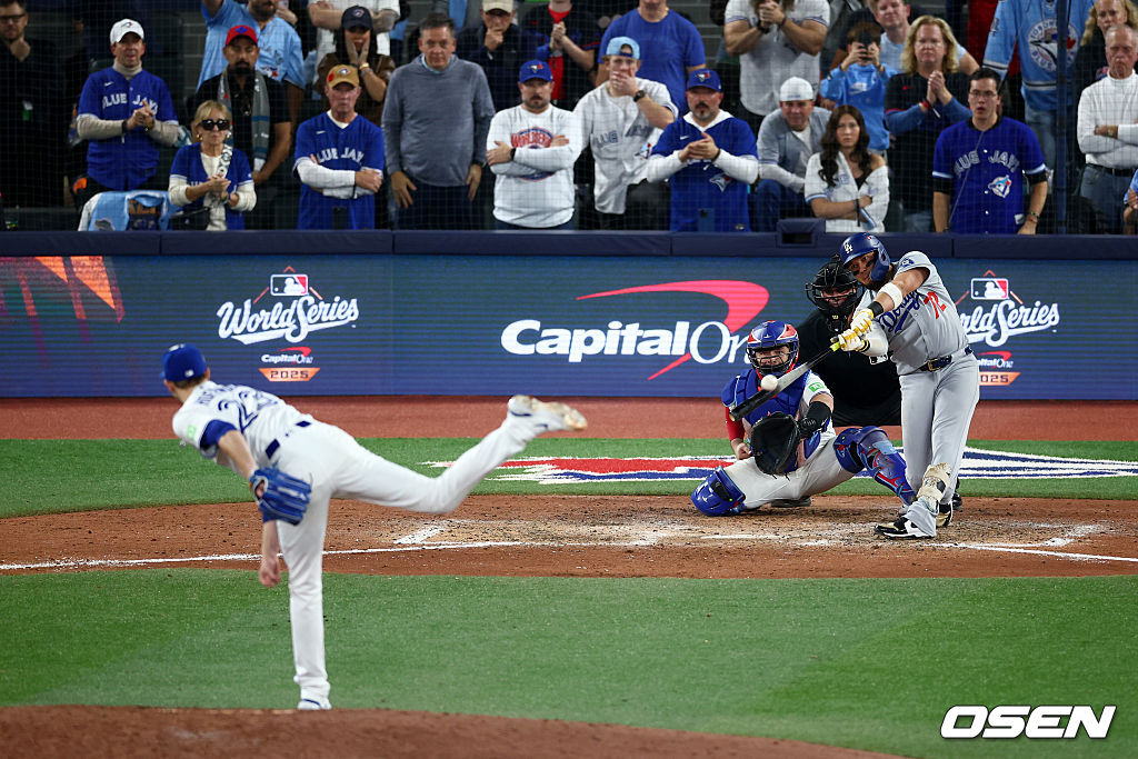 [사진] 토론토 제프 호프먼이 9회 다저스 미겔 로하스에게 동점 홈런을 맞고 있다. ⓒGettyimages(무단전재 및 재배포 금지)