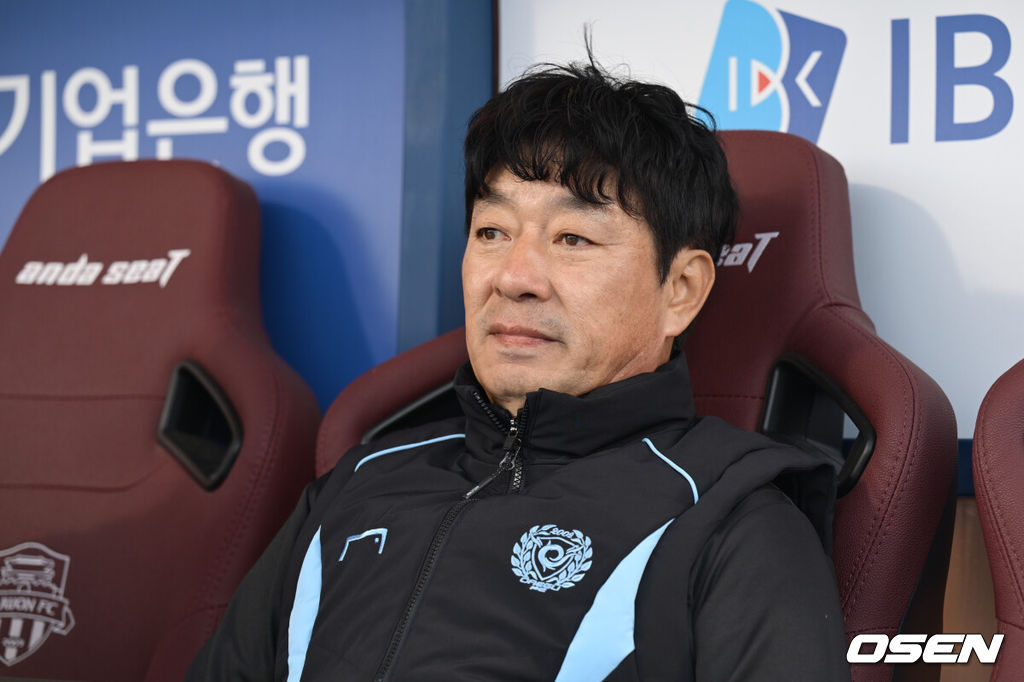 2일 수원종합운동장에서 하나은행 K리그1 2025 35라운드(파이널B 2라운드) 수원FC와 대구FC의 경기가 열렸다.홈팀 수원FC는 승점 38(10승 8무 16패) 10위, 원정팀 대구는 승점 28(6승 10무 18패)로 최하위 12위를 기록 중이다.대구FC 김병수 감독이 그라운드를 바라보고 있다. 2025.11.02 /cej@osen.co.kr