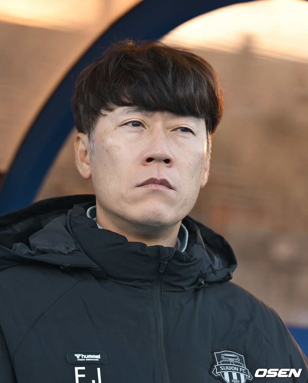 2일 수원종합운동장에서 하나은행 K리그1 2025 35라운드(파이널B 2라운드) 수원FC와 대구FC의 경기가 열렸다.홈팀 수원FC는 승점 38(10승 8무 16패) 10위, 원정팀 대구는 승점 28(6승 10무 18패)로 최하위 12위를 기록 중이다.경기를 앞두고 수원FC 김은중 감독이 그라운드를 바라보고 있다. 2025.11.02 /cej@osen.co.kr