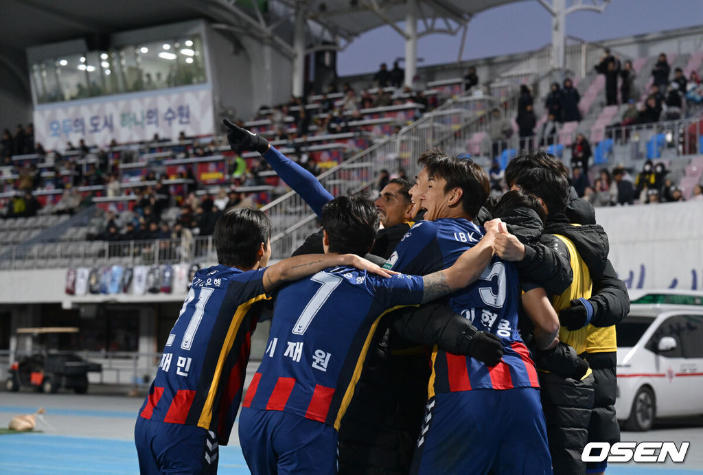 2일 수원종합운동장에서 하나은행 K리그1 2025 35라운드(파이널B 2라운드) 수원FC와 대구FC의 경기가 열렸다.홈팀 수원FC는 승점 38(10승 8무 16패) 10위, 원정팀 대구는 승점 28(6승 10무 18패)로 최하위 12위를 기록 중이다.후반 수원FC 싸박이 선제골을 넣은 뒤 세리머니를 하고 있다. 2025.11.02 /cej@osen.co.kr