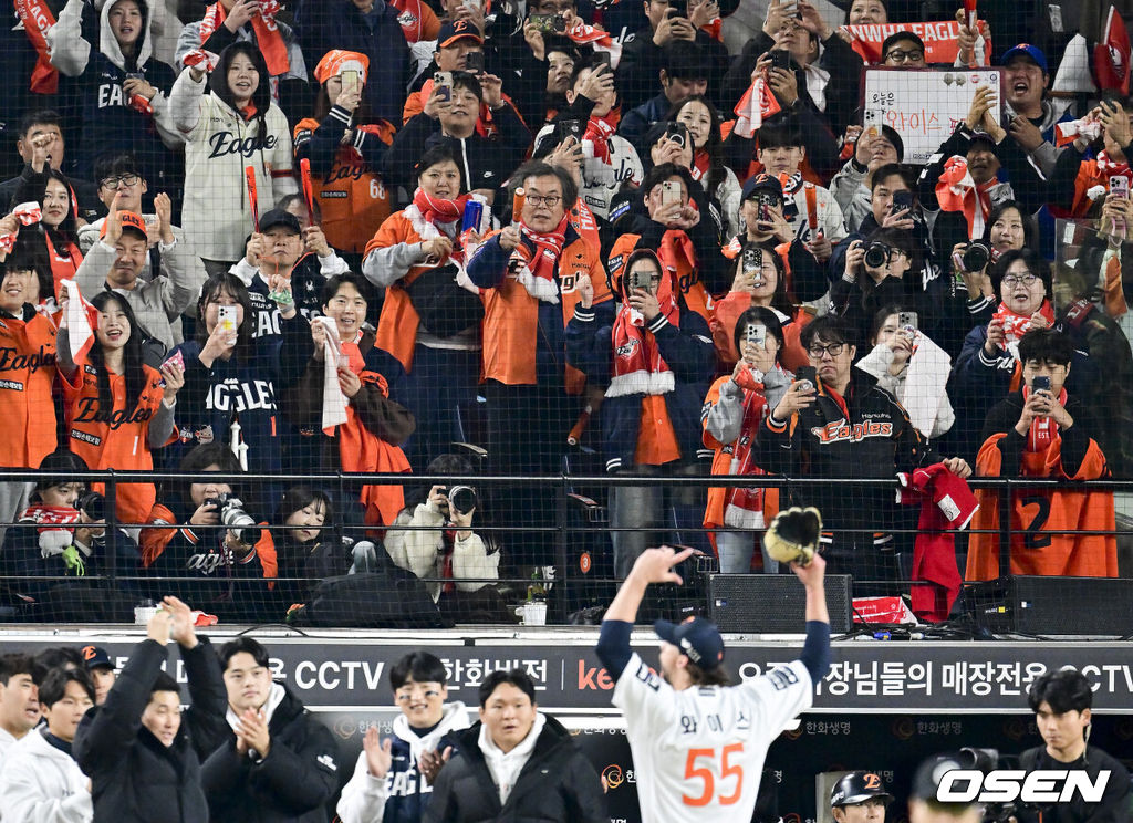 30일 대전 한화생명볼파크에서 2025 신한 SOL Bank KBO리그 포스트시즌 한국시리즈 4차전 한화 이글스와 LG 트윈스의 경기가 열렸다.이날 경기에 한화는 와이스를, LG는 치리노스를 선발투수로 내세웠다. 8회초 한화 팬들이 교체되는 와이스에게 기립박수를 치고 있다.   2025.10.30 / soul1014@osen.co.kr