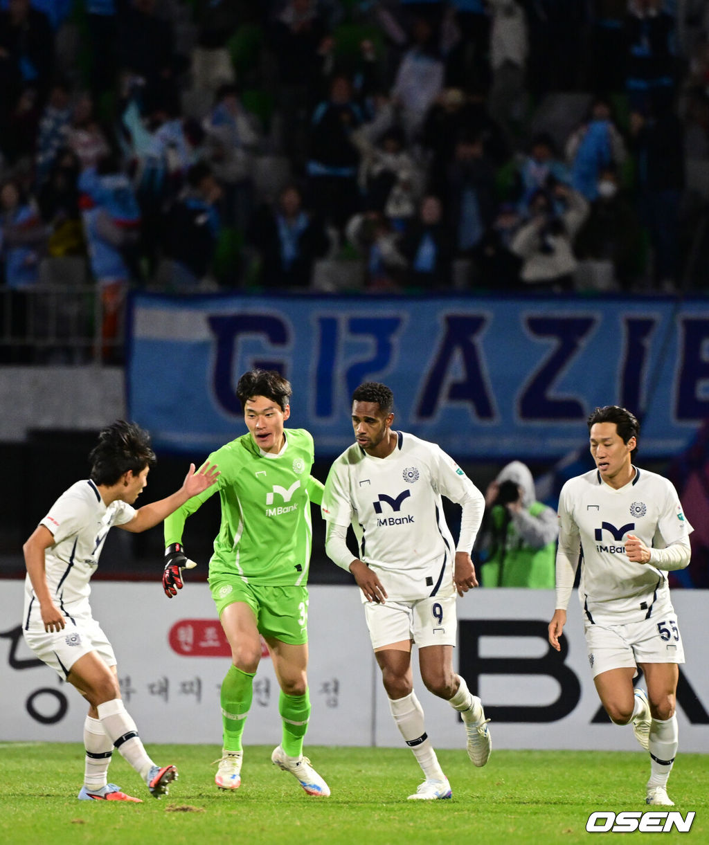 대구FC의 생존 도전은 아직 끝나지 않았다. 대구FC가 끝까지 포기하지 않는 투혼으로 귀중한 승점 1점을 챙겼다.대구FC는 2일 오후 4시 30분 수원종합운동장에서 열린 하나은행 K리그1 2025 35라운드(파이널B)에서 수원FC와 1-1로 비겼다.후반 에드가 동점골에 대구FC가 기뻐하고 있다. 2025.11.02 /cej@osen.co.kr