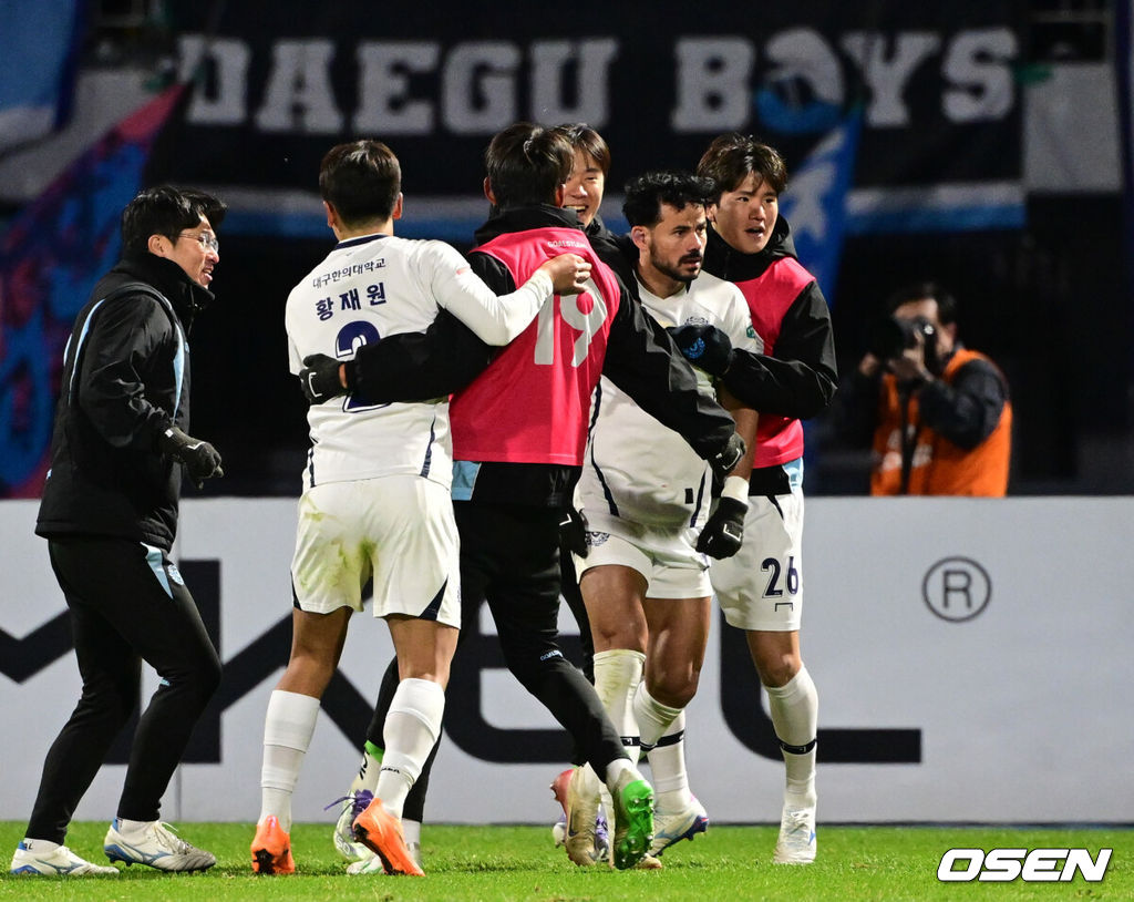 대구FC의 생존 도전은 아직 끝나지 않았다. 대구FC가 끝까지 포기하지 않는 투혼으로 귀중한 승점 1점을 챙겼다.대구FC는 2일 오후 4시 30분 수원종합운동장에서 열린 하나은행 K리그1 2025 35라운드(파이널B)에서 수원FC와 1-1로 비겼다.후반 대구FC 에드가 동점골 때 코너킥을 찬 세징야가 기뻐하고 있다. 2025.11.02 /cej@osen.co.kr