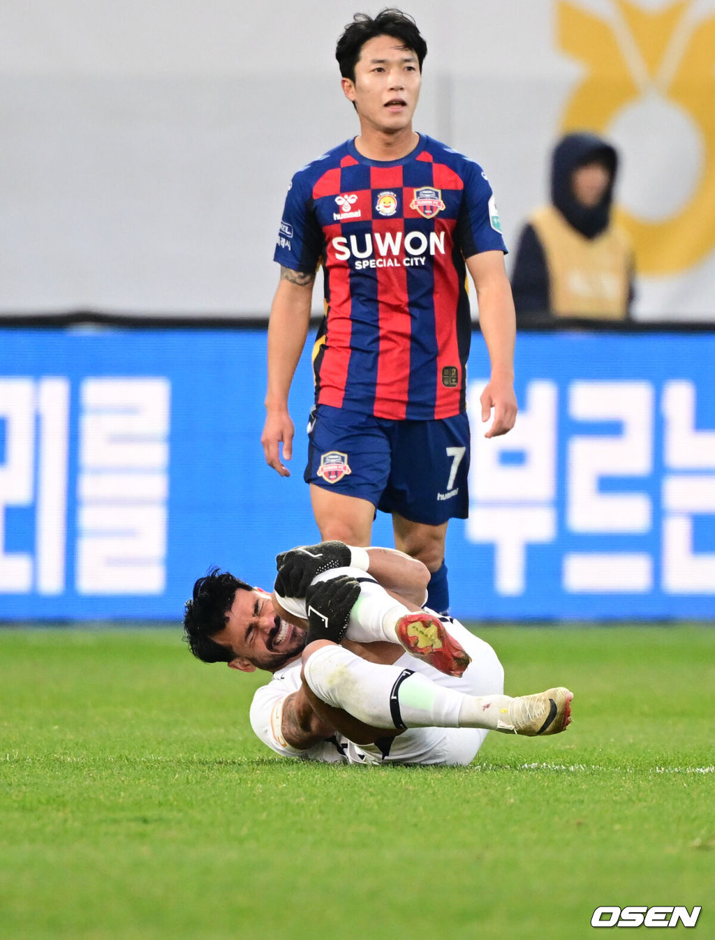 2일 수원종합운동장에서 하나은행 K리그1 2025 35라운드(파이널B 2라운드) 수원FC와 대구FC의 경기가 열렸다.홈팀 수원FC는 승점 38(10승 8무 16패) 10위, 원정팀 대구는 승점 28(6승 10무 18패)로 최하위 12위를 기록 중이다.후반 대구FC 세징야가 파울에 고통스러워하고 있다. 2025.11.02 /cej@osen.co.kr