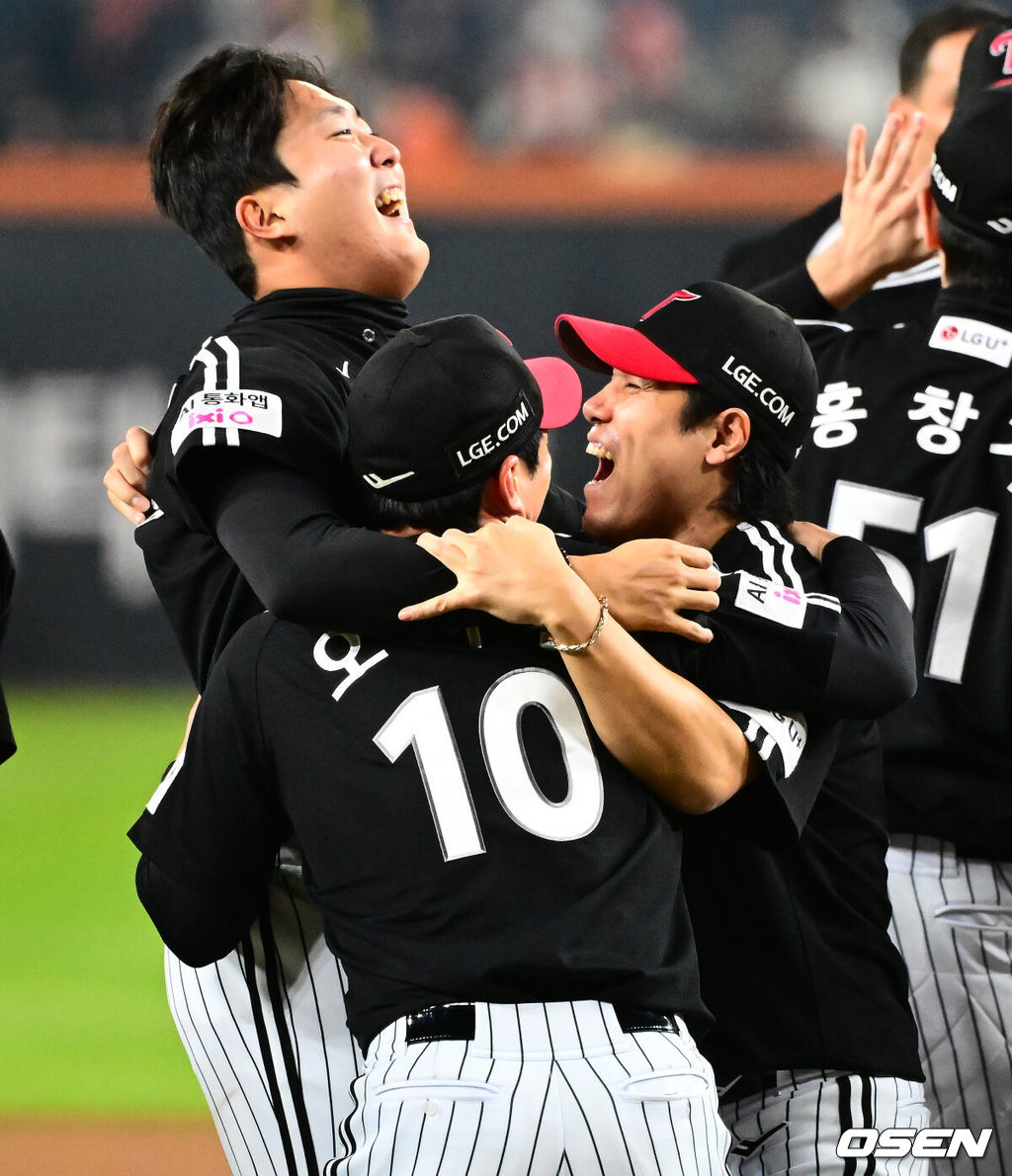 2025시즌 우승팀은 무적 LG 트윈스다. 프로야구 LG 트윈스는 31일 대전 한화생명볼파크에서 열린 2025 신한 SOL뱅크 KBO 한국시리즈(7전 4선승제) 한화 이글스와의 5차전에서 4-1로 승리했다. 정규시즌 1위 LG는 시리즈 전적 4승 1패로 통합우승 금자탑을 쌓았다. LG의 통합우승은 1990년, 1994년, 2023년에 이은 통산 4번째다. 염경엽 감독은 2023년 부임 후 3년 사이 팀을 두 차례나 정상에 올려놓는 위대한 업적을 달성했다. LG 김진성이 손주영, 오지환과 기뻐하고 있다. 2025.10.31 /jpnews@osen.co.kr