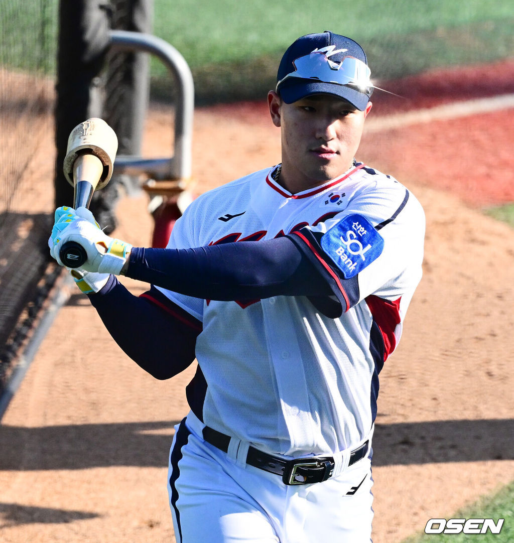 류지현 감독이 이끄는 야구대표팀이 2일 고양국가대표야구훈련장에서 소집, 첫 훈련을 진행했다.대표팀은 2일과 3일 고양국가대표야구훈련장에서 훈련을 진행하며, 4일부터는 서울 고척스카이돔으로 장소를 옮겨 12일 출국 전까지 훈련한다.2025 NAVER K-BASEBALL SERIES는 오는 8일과 9일 고척스카이돔에서 열리는 체코 대표팀과의 2경기로 시작되며 15일과 16일 양일에 걸쳐 도쿄돔에서 일본 대표팀과의 2경기가 예정되어 있다. 야구대표팀 안현민이 타격 훈련을 하고 있다. 2025.11.02 /jpnews@osen.co.kr