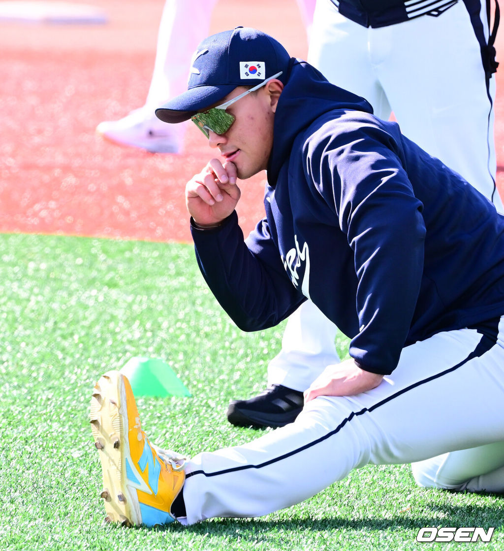 류지현 감독이 이끄는 야구대표팀이 2일 고양국가대표야구훈련장에서 소집, 첫 훈련을 진행했다.대표팀은 2일과 3일 고양국가대표야구훈련장에서 훈련을 진행하며, 4일부터는 서울 고척스카이돔으로 장소를 옮겨 12일 출국 전까지 훈련한다. 2025 NAVER K-BASEBALL SERIES는 오는 8일과 9일 고척스카이돔에서 열리는 체코 대표팀과의 2경기로 시작되며 15일과 16일 양일에 걸쳐 도쿄돔에서 일본 대표팀과의 2경기가 예정되어 있다. 야구대표팀 안현민이 스트레칭을 하고 있다. 2025.11.02 /jpnews@osen.co.kr