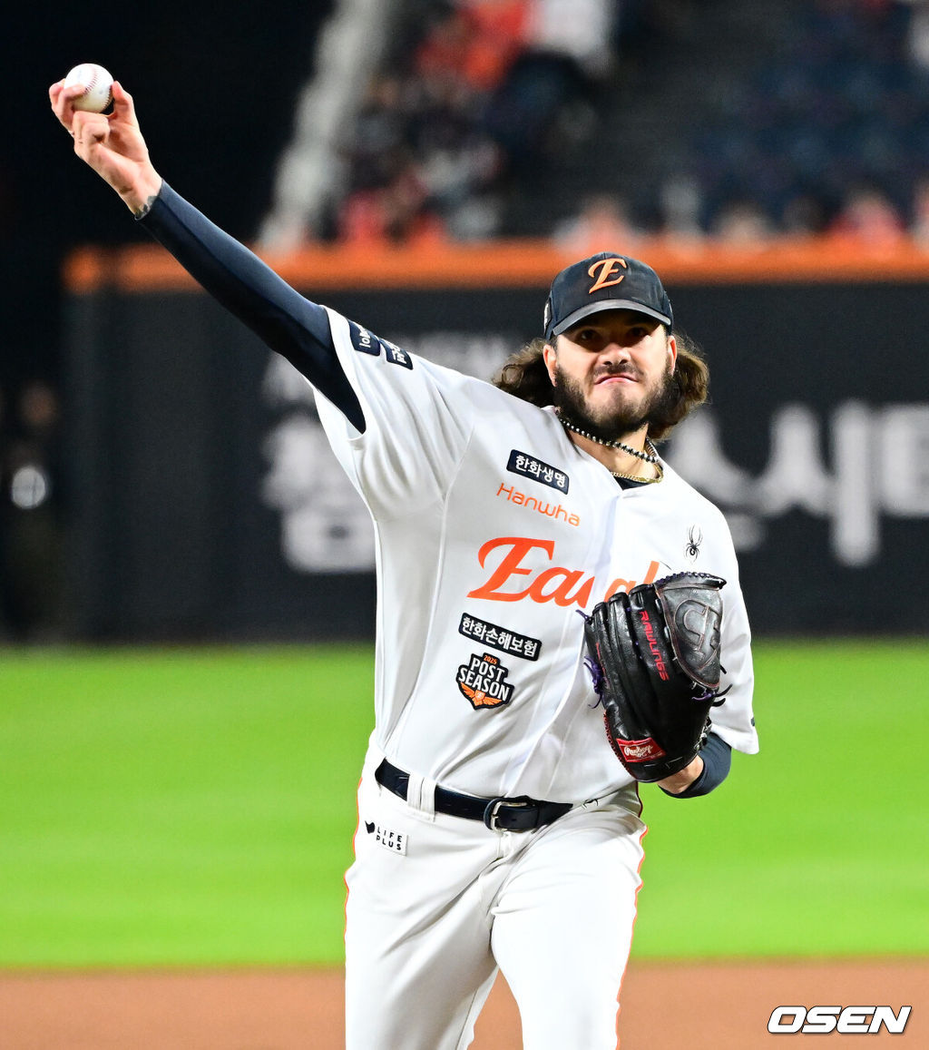 29일 대전시 중구 부사동 대전한화생명볼파크에서 2025 신한 SOL Bank KBO리그 포스트시즌 한국시리즈 3차전 한화 이글스와 LG 트윈스의 경기가 진행됐다.이날 경기에 한화는 폰세를, LG는 손주영을 선발투수로 내세웠다. 1회 한화 폰세가 역투하고 있다. 2025.10.29 /jpnews@osen.co.kr