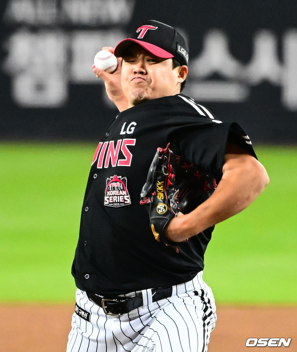 30일 대전 한화생명볼파크에서 2025 신한 SOL Bank KBO리그 포스트시즌 한국시리즈 4차전 한화 이글스와 LG 트윈스의 경기가 열렸다.이날 경기에 한화는 와이스를, LG는 치리노스를 선발투수로 내세웠다. 7회말 LG 장현식이 마운드에 올라 역투하고 있다. 2025.10.30 / jpnews@osen.co.kr