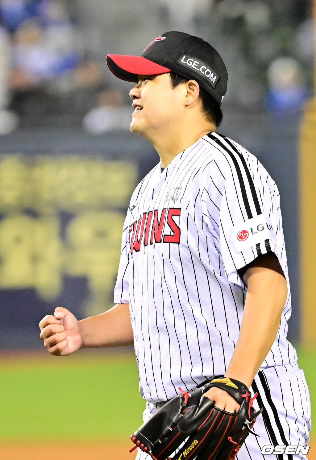 15일 서울 잠실야구장에서 2025 신한 SOL Bank KBO리그 LG 트윈스와 삼성 라이온즈의 경기가 열렸다.이 경기에서 LG가 삼성에 3-0으로 승리했다. 역대 4번째 팀 노히트를 달성했다. 경기를 마치고 LG 장현식이 주먹을 불끈 쥐며 기뻐하고 있다. 2025.04.15 / rumi@osen.co.kr