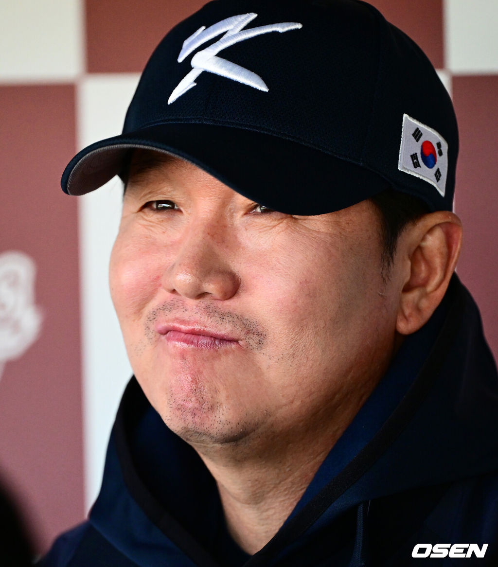 류지현 감독이 이끄는 야구대표팀이 2일 고양국가대표야구훈련장에서 소집, 첫 훈련을 진행했다.대표팀은 2일과 3일 고양국가대표야구훈련장에서 훈련을 진행하며, 4일부터는 서울 고척스카이돔으로 장소를 옮겨 12일 출국 전까지 훈련한다.2025 NAVER K-BASEBALL SERIES는 오는 8일과 9일 고척스카이돔에서 열리는 체코 대표팀과의 2경기로 시작되며 15일과 16일 양일에 걸쳐 도쿄돔에서 일본 대표팀과의 2경기가 예정되어 있다.  야구대표팀 류지현 감독이 인터뷰를 하며 미소짓고 있다. 2025.11.02 /jpnews@osen.co.kr