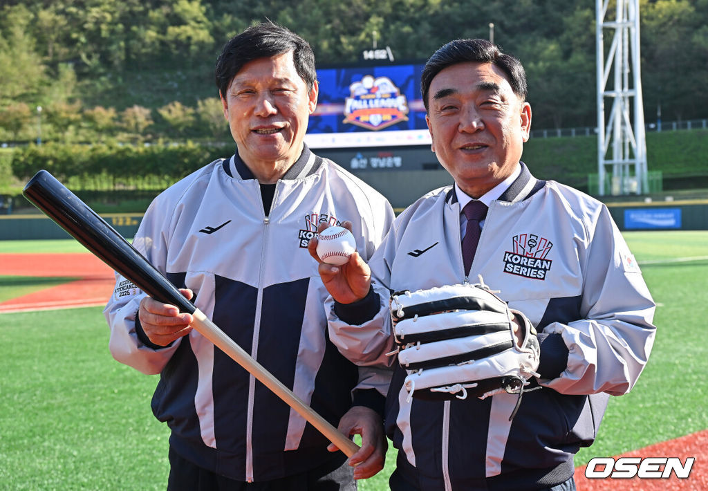 1일 울산 문수야구장에서 2025 울산-KBO Fall League NC 다이노스와 롯데 자이언츠의 결승 경기가 열렸다. NC 다이노스는 원종해가, 롯데 자이언츠는 정성종이 선발 출전했다. 허구연 KBO 총재와 김두겸 울산 시장이 시타와 시구를 하기 전 포즈를 취하고 있다. 2025.11.01 / foto0307@osen.co.kr
