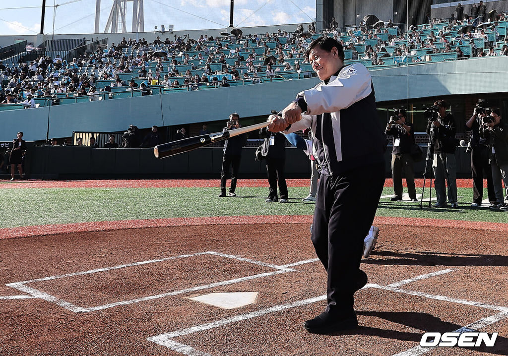 1일 울산 문수야구장에서 2025 울산-KBO Fall League NC 다이노스와 롯데 자이언츠의 결승 경기가 열렸다. NC 다이노스는 원종해가, 롯데 자이언츠는 정성종이 선발 출전했다. 허구연 KBO 총재가 시타를 하고 있다. 2025.11.01 / foto0307@osen.co.kr