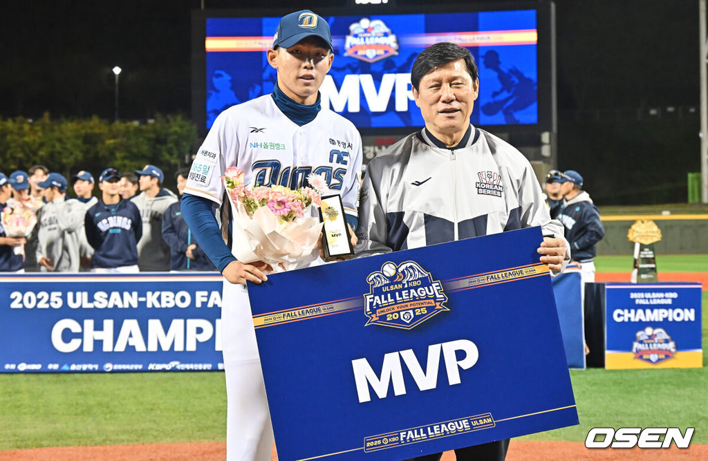 NC 다이노스가 1일 울산 문수야구장에서 열린 2025 울산-KBO Fall League 결승 경기에서 우승을 차지했다.  NC 다이노스는 롯데 자이언츠 12-1로 승리했다. NC 다이노스 신재인이 MVP를 수상하고 있다. 2025.11.01 / foto0307@osen.co.kr