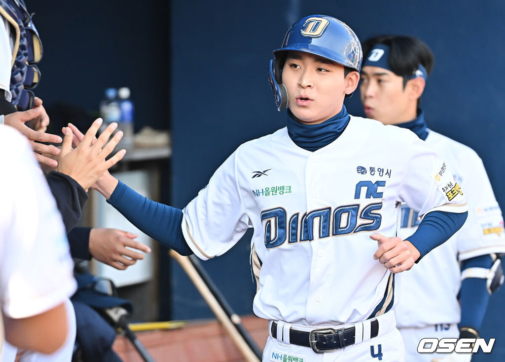 29일 창원 마산야구장에서 2025 울산-KBO Fall League NC 다이노스와 롯데 자이언츠의 경기가 열렸다. NC 다이노스는 홍재문이, 롯데 자이언츠는 박준우가 선발 출전했다. NC 다이노스 홍종표가 1회말 무사 2,3루 한석현의 희생 플라이때 득점을 올리고 하이파이브를 하고 있다. 2025.10.29 / foto0307@osen.co.kr