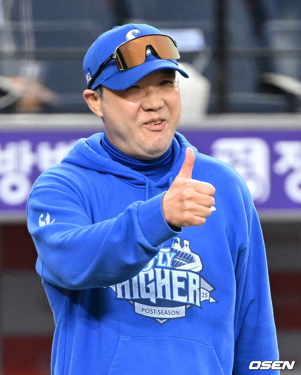 삼성은 19일 대전 한화생명볼파크에서 열린 포스트시즌 플레이오프 2차전 한화 이글스와의 경기에서 타선이 폭발하며 7-3 완승을 거뒀다.시리즈 전적 1승 1패로 동률을 만들고 홈구장 대구 삼성라이온즈파크로 돌아간다. 경기 종료 후 삼성 박진만 감독이 선수들과 승리의 기쁨을 나누고 있다. 2025.10.19 /sunday@osen.co.kr