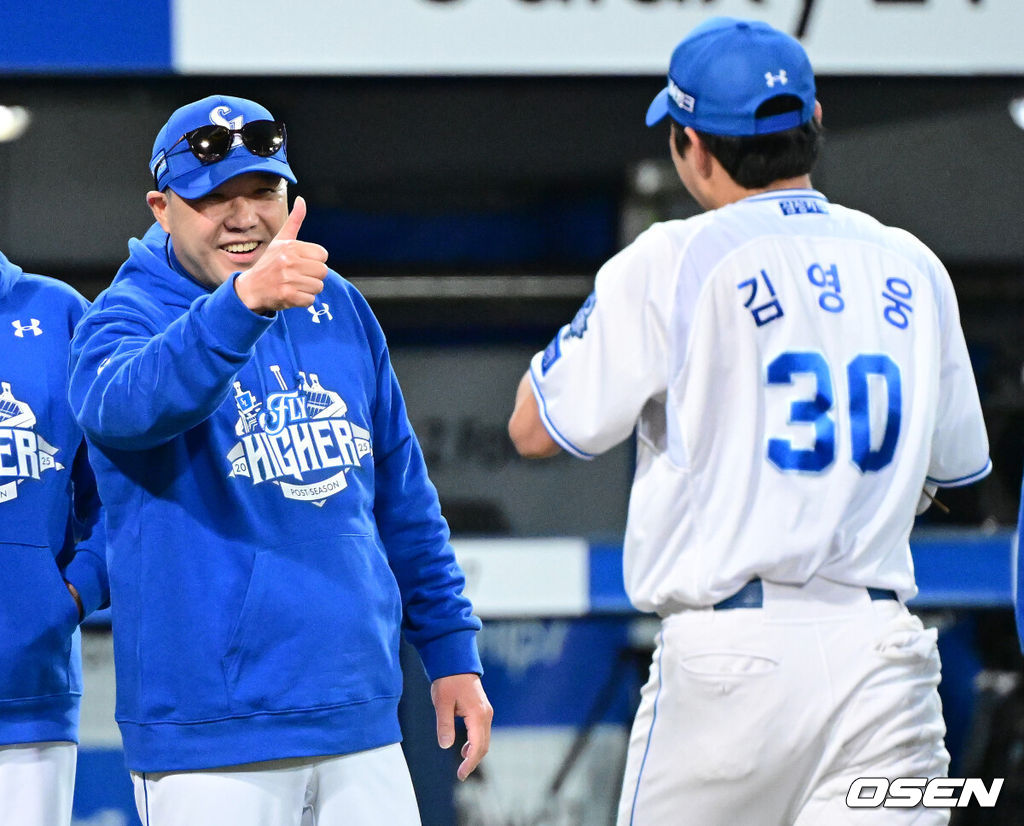 프로야구 삼성 라이온즈가 김영웅의 대활약에 힘입어 플레이오프를 5차전으로 끌고 간다.삼성은 22일 대구 삼성 라이온즈파크에서 열린 '2025 신한 SOL뱅크 KBO리그' 포스트스진 플레이오프 4차전 한화 이글스와의 경기에서 7-4로 역전승을 거뒀다. 이로써 삼성은 시리즈 전적 2승2패를 만들며 승부를 5차전까지 끌고 갔다. 이날 김영웅이 동점 스리런 홈런과 역전 스리런 홈런을 연달아 뽑아내며 승리를 이끌었다. 경기를 마치고 승리한 삼성 박진만 감독과 김영웅이 인사를 나누고 있다. 2025.10.22 / dreamer@osen.co.kr