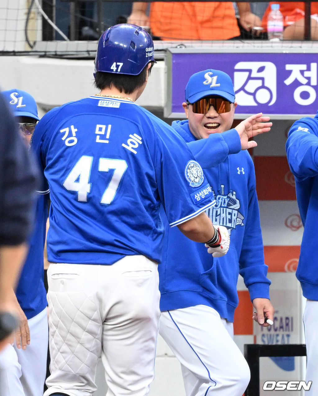 19일 오후 대전 한화생명볼파크에서 2025 신한 SOL Bank KBO리그 포스트시즌 플레이오프 2차전 한화 이글스와 삼성 라이온즈의 경기가 열렸다.한화는 라이언 와이스, 삼성은 최원태를 선발 투수로 내세웠다.9회초 2사 1루에서 삼성 강민호가 좌월 투런 홈런을 치고 더그아웃에서 박진만 감독과 환호하고 있다. 2025.10.19 /sunday@osen.co.kr