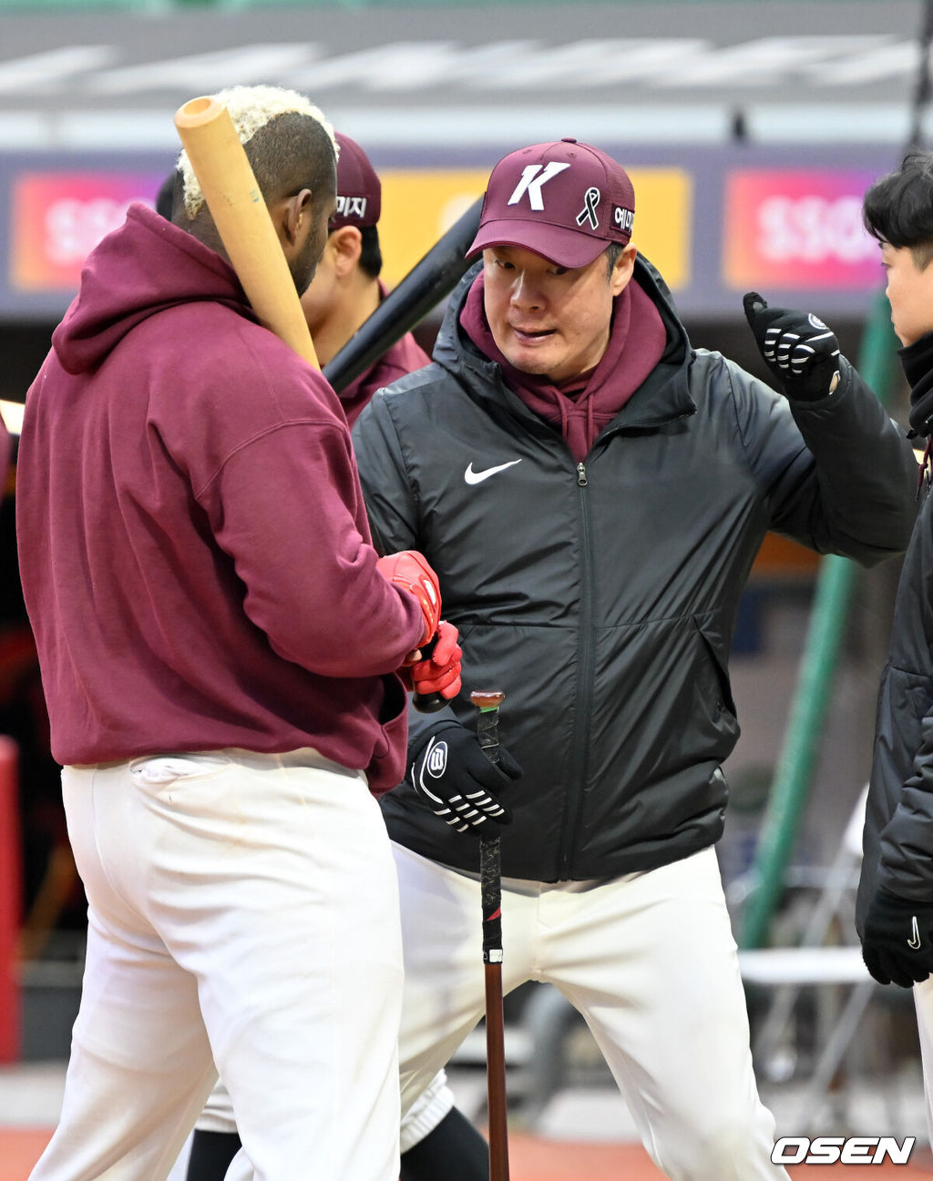 7일 오후 인천 SSG랜더스필드에서 ‘2022 KBO리그 포스트시즌 한국시리즈’ 5차전 SSG 랜더스와 키움 히어로즈의 경기가 열릴 예정인 가운데 그라운드 훈련이 진행됐다.키움 강병식 코치가 푸이그에게 타격 지도를 해주고 있다. 2022.11.07 / rumi@osen.co.kr