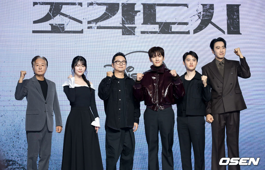 디즈니+ 오리지널 시리즈 ‘조각도시’ 제작발표회가 서울 영등포구 여의도 콘래드 서울에서 열렸다.‘조각도시’는 평범한 삶을 살던 태중(지창욱)이 어느 날 억울하게 흉악한 범죄에 휘말려 감옥에 가게 되고, 모든 것은 요한(도경수)에 의해 계획되었다는 것을 알게 되면서 그를 향한 복수를 실행하는 액션 드라마를 그린 작품이다. 이날 현장에는 지창욱, 도경수, 김종수, 조윤수 그리고 이광수가 참석했다.배우 김종수, 조윤수, 빅산우 감독, 지창욱 도경수, 이광수가 포즈를 취하고 있다. 2025.11.03 /cej@osen.co.kr