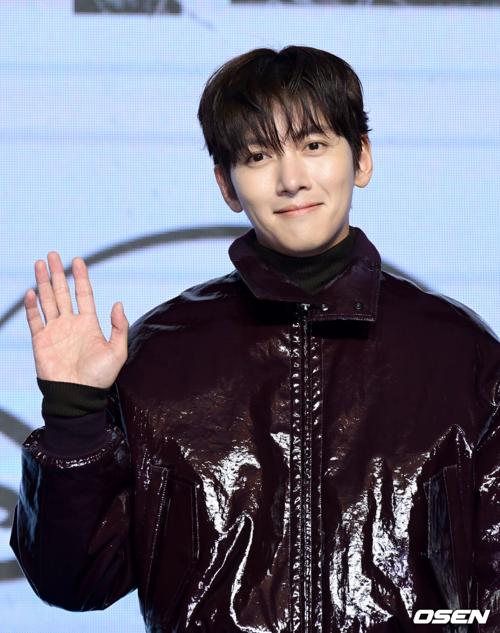 디즈니+ 오리지널 시리즈 ‘조각도시’ 제작발표회가 서울 영등포구 여의도 콘래드 서울에서 열렸다.<br /><br />‘조각도시’는 평범한 삶을 살던 태중(지창욱)이 어느 날 억울하게 흉악한 범죄에 휘말려 감옥에 가게 되고, 모든 것은 요한(도경수)에 의해 계획되었다는 것을 알게 되면서 그를 향한 복수를 실행하는 액션 드라마를 그린 작품이다. 이날 현장에는 지창욱, 도경수, 김종수, 조윤수 그리고 이광수가 참석했다.<br /><br />배우 지창욱이 포즈를 취하고 있다. 2025.11.03 /cej@osen.co.kr